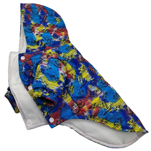 Chaqueta para perro inspirada en un elegante diseñador